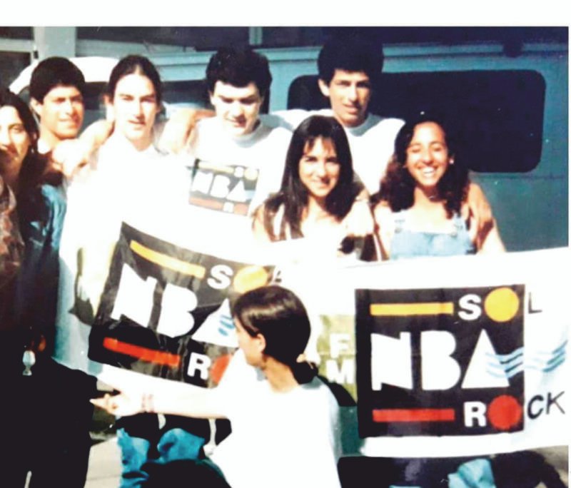 Parte del equipo de fm NBA en 1995, camino a La Plata, donde estaba internado David Isarra, uno de los creadores de la emisora, tras su accidente.